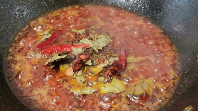 酱香小龙虾,再加香料,生姜蒜炒一下。