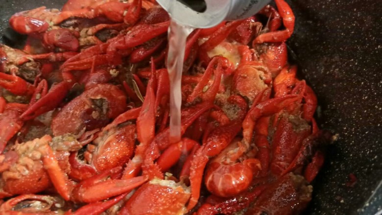 酱香小龙虾,下龙虾翻炒,再加<a style='color:red;display:inline-block;' href='/shicai/ 897'>啤酒</a>一罐。