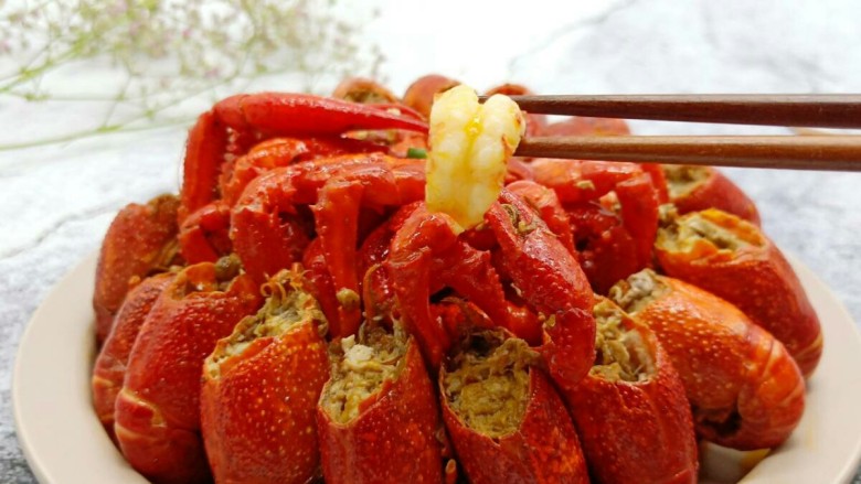 酱香小龙虾,小龙虾的虾肉Q弹,汤汁完全进入虾肉,浓浓的牛肉香味。