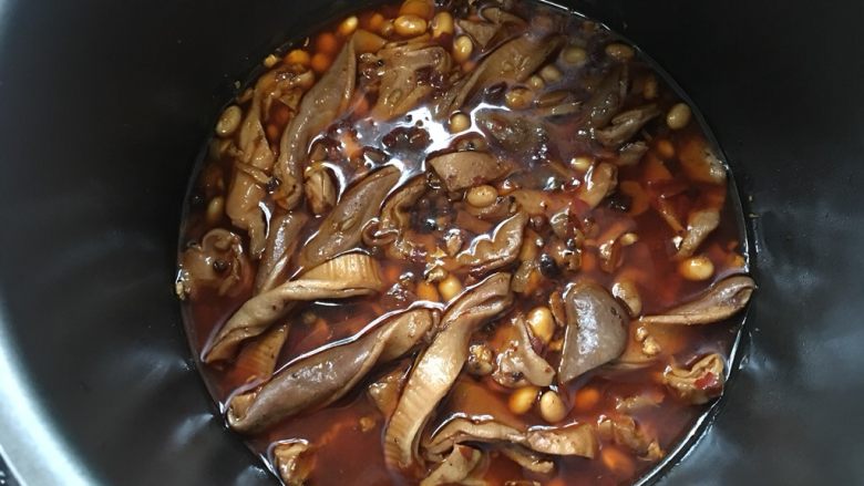 黄豆烧猪肚,电压锅设置在“豆/蹄筋”功能键下煨制35分钟左右时间,跳闸后,再焖10分即可食用。煲熟的肚条香味浓郁。