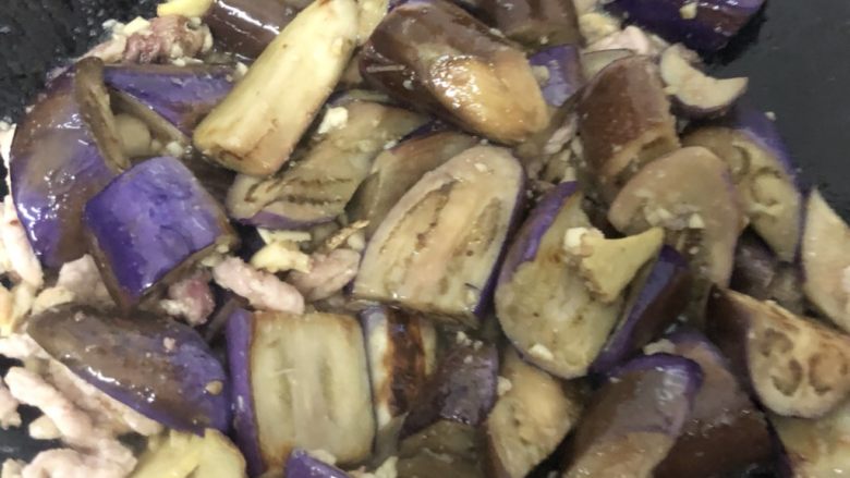 鱼香茄子豆角,咸鱼爆香后茄子肉丝一起放进去、焖大该10分钟小火、可以再加点油油量够就不用加,因为茄子比较吸油