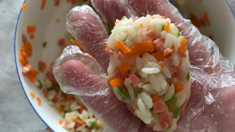 什锦芝士花朵饭团,取适量米饭,稍微捏紧一点