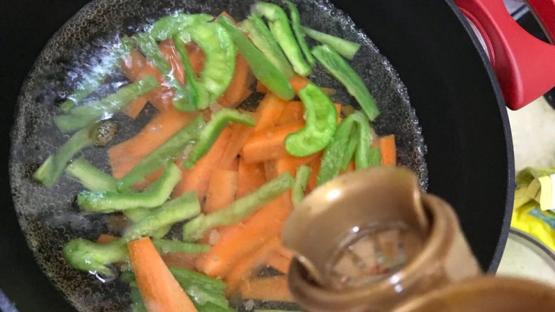 什锦芝士花朵饭团,滴两滴食用油,煮两分钟