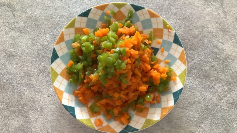 什锦芝士花朵饭团,胡萝卜和青椒切碎,稍微切的碎一点