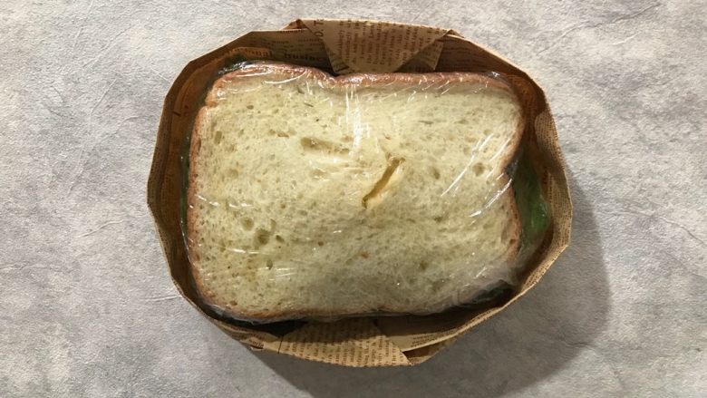 纸盒三明治,然后将小尖角往里折,两边都是一样的折法,搞定