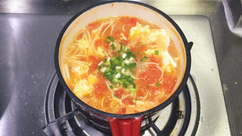 宇宙无敌好吃番茄鸡蛋面,撒上葱花,完成~