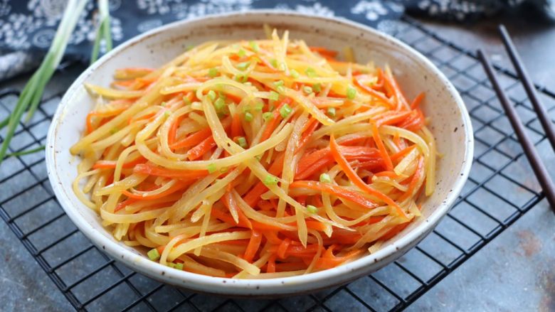 土豆丝炒胡萝卜,超级美味好吃;