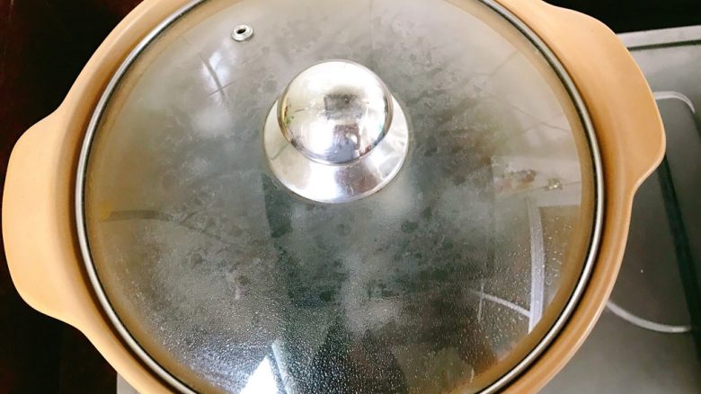 虫草花乌鸡汤,盖上锅盖,大火煮开转中火煲半小时。