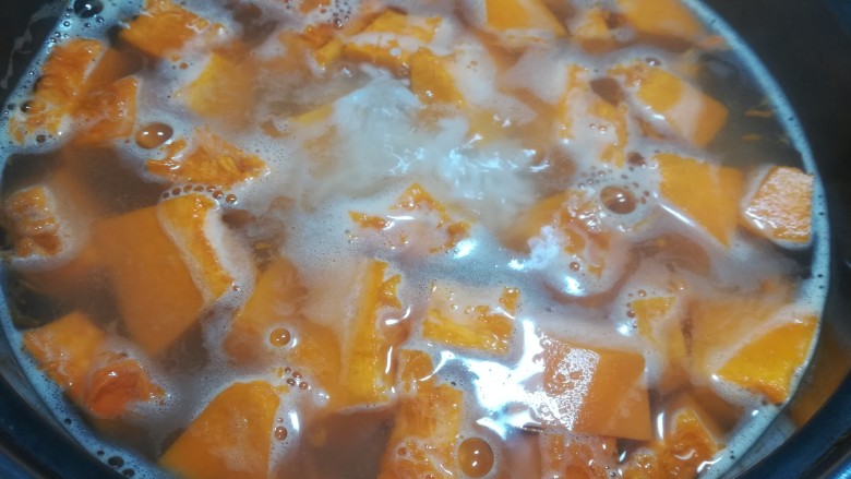 快手红糖南瓜粥, 煮沸后,转小火,继续煮至南瓜半熟。