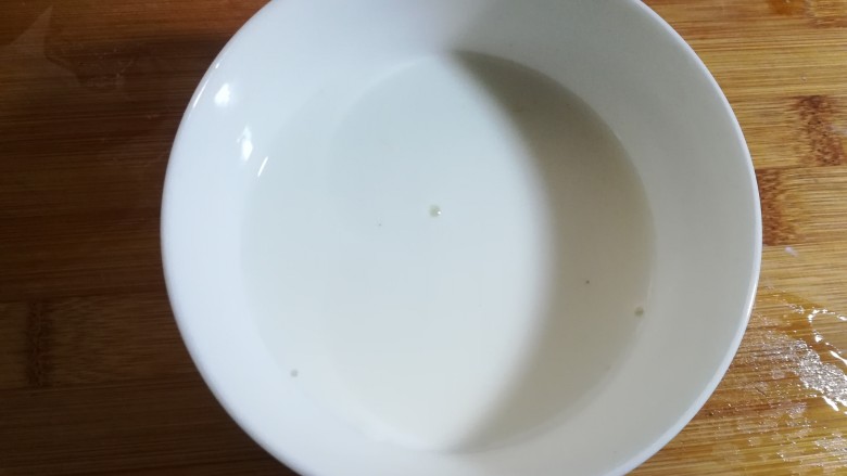 快手红糖南瓜粥,加入清水搅拌均匀,放置后的生粉会沉淀,用的时候还需要再次搅匀。