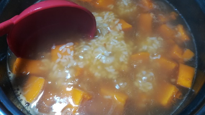 快手红糖南瓜粥,生粉的水倒入锅里后,一定要快速且轻柔搅拌。锅里要一直保持微沸的状态,这样做出来的南瓜粥才会成半透明状。