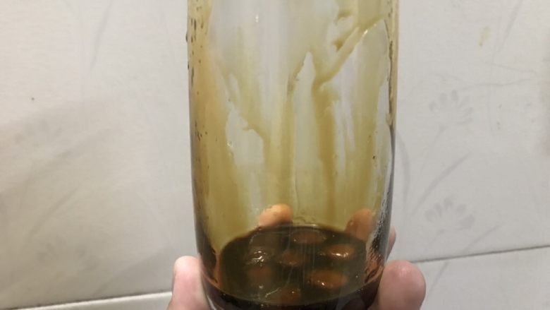 抖音网红脏脏茶(附珍珠做法),取一个干净的玻璃杯,把黑糖珍珠倒入,并把糖浆挂满杯壁。