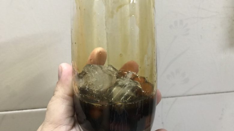 抖音网红脏脏茶(附珍珠做法),加入<a style='color:red;display:inline-block;' href='/shicai/ 12035'>冰块</a>。