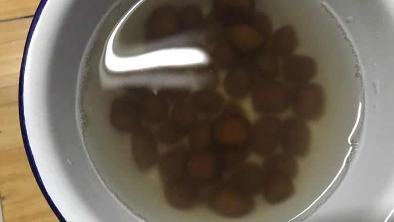 抖音网红脏脏茶(附珍珠做法),然后把珍珠放入冰水泡备用。
