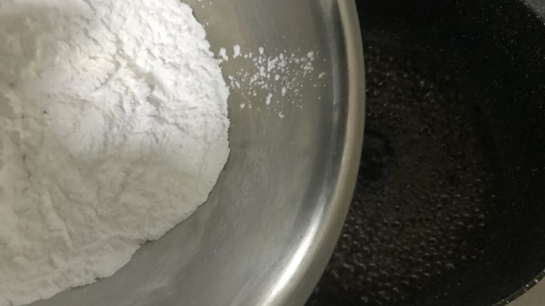 抖音网红脏脏茶(附珍珠做法),倒入木薯粉。一定要沸腾的水。