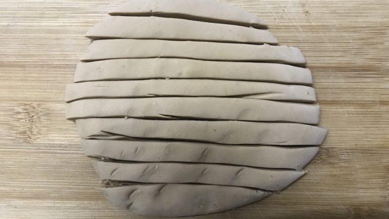抖音网红脏脏茶(附珍珠做法),面团压平,切长条。取出其中一条,其他盖保鲜膜,要一直盖保鲜膜,不然会干裂的。