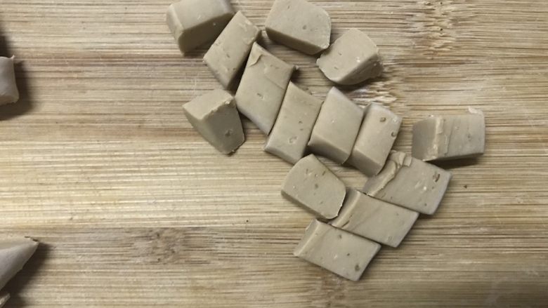 抖音网红脏脏茶(附珍珠做法),把长条面团切丁,我这个切得还是大,要再对半切。