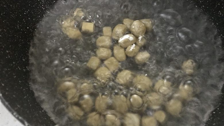 抖音网红脏脏茶（附珍珠做法）,中火，奶锅烧开水后，放入珍珠，煮15分钟，盖上盖子焖15分钟。