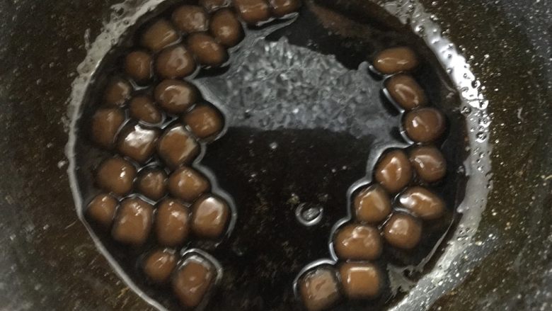 抖音网红脏脏茶(附珍珠做法),倒入珍珠搅拌,继续成膏状。