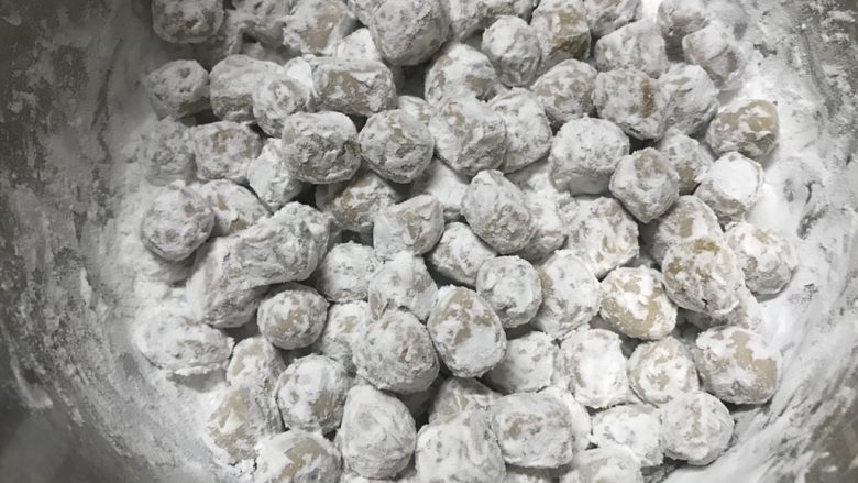 抖音网红脏脏茶(附珍珠做法),把面团丁全部搓成圆形,并放点木薯粉防粘。