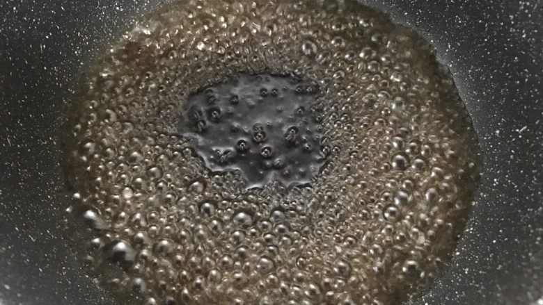 抖音网红脏脏茶(附珍珠做法),煮沸到糖全部融化后。