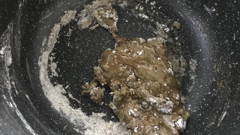 抖音网红脏脏茶(附珍珠做法),用筷子搅拌,然后不太烫时戴手套揉面。