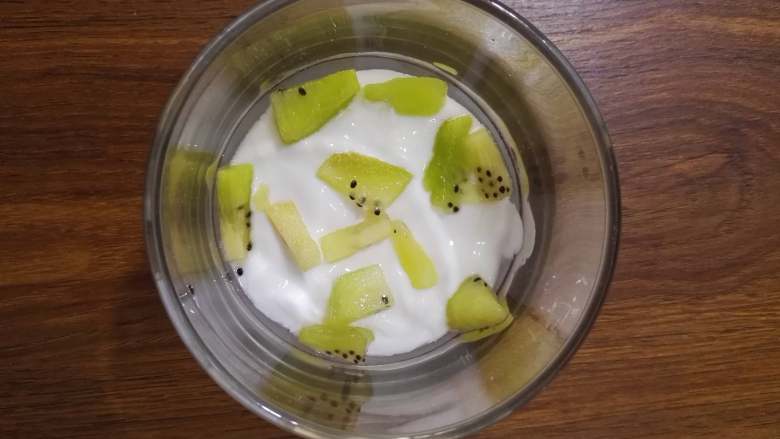 清爽+酸奶芒果杯,准备好一个杯子,先撒上猕猴桃块,先装入一部分的酸奶,再酸奶上撒猕猴桃块,再铺上一层酸奶,就这样一层一层重叠。