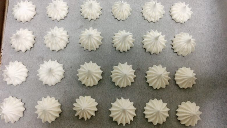 蛋白糖,挤蛋白霜的之前打开烤箱100度预热5分钟,然后把混合好的蛋白均匀的挤在油纸上。