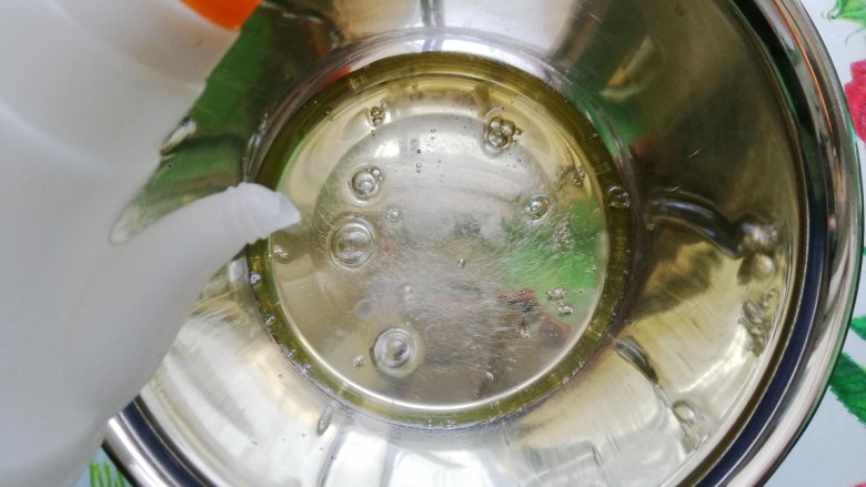 抹茶杯子小蛋糕,将蛋清放在无油无水的打蛋盆中,蛋黄另放容器中,蛋清中加入几滴<a style='color:red;display:inline-block;' href='/shicai/ 715'>白醋</a>