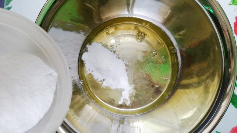 抹茶杯子小蛋糕,加入三分之一的糖粉