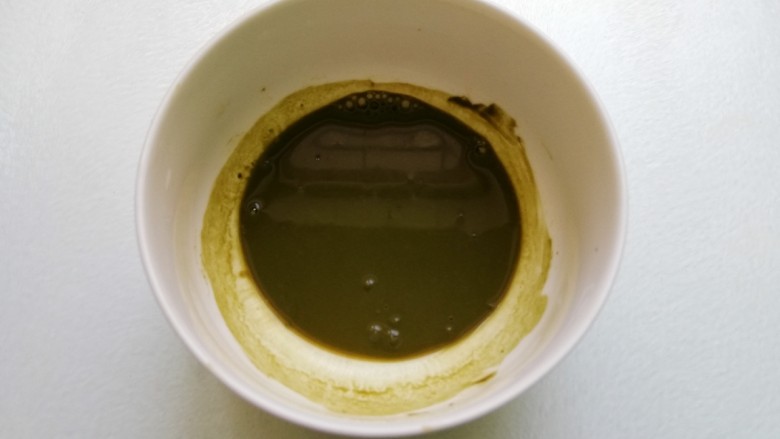 抹茶杯子小蛋糕,抹茶粉加入两勺水化开成糊