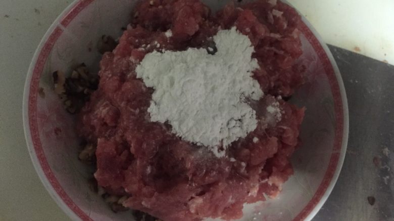 香菇蒸肉饼,然后把肉末和香菇沫放少许油、盐、糖、生粉一起拌匀!