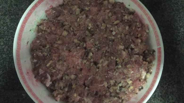 香菇蒸肉饼,拌匀后压平,然后隔水蒸,十五分钟过后即可吃。
