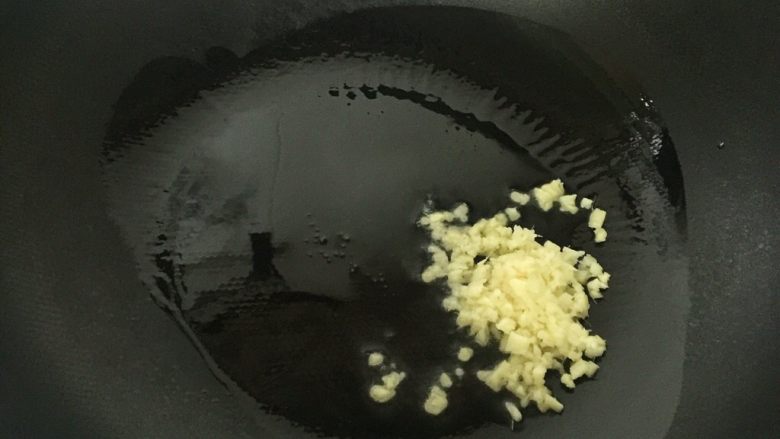 响油鳝丝 —— 本帮经典,油锅烧热,先把姜煸香