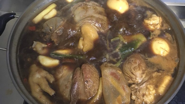 卤牛肉,大火煮哦!沸腾后转小火炖煮1个半小时至2小时。过程中加入冰糖和盐。