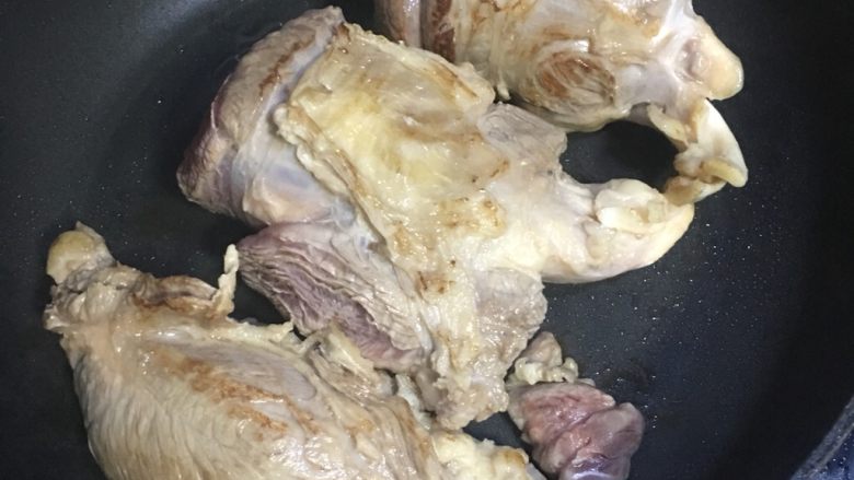 卤牛肉,放入锅内煎至两面微微金黄,要是牛肉肥肉多,可以不放油。