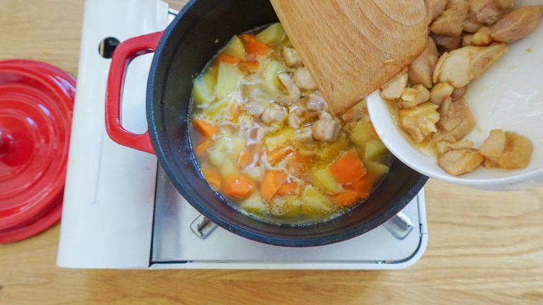 小兔子版咖喱土豆,直接往炒土豆与胡萝卜的锅中加入水，煮5分钟左右，倒入刚刚炒至半熟的鸡腿肉，小火煮2分钟。