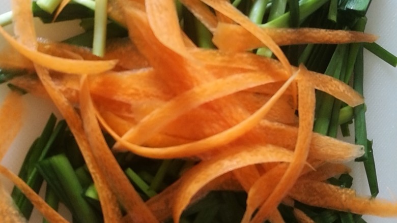 快手菜,肉丝豆芽爆海虾,用刮刀快速刮出胡萝卜丝