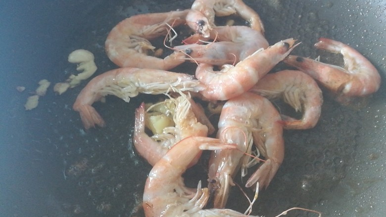快手菜,肉丝豆芽爆海虾,加入海虾爆炒