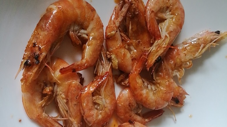 快手菜,肉丝豆芽爆海虾,改小火煸至酥脆