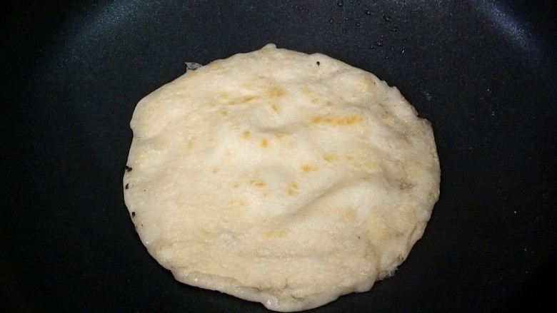红糖糯米卷,翻面,煎至金黄