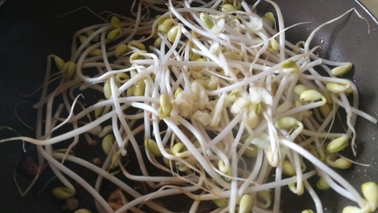快手菜,肉丝豆芽爆海虾,平底锅洗净擦干,锅中大火,热油至七成,加入葱姜蒜爆香,加入豆芽翻炒