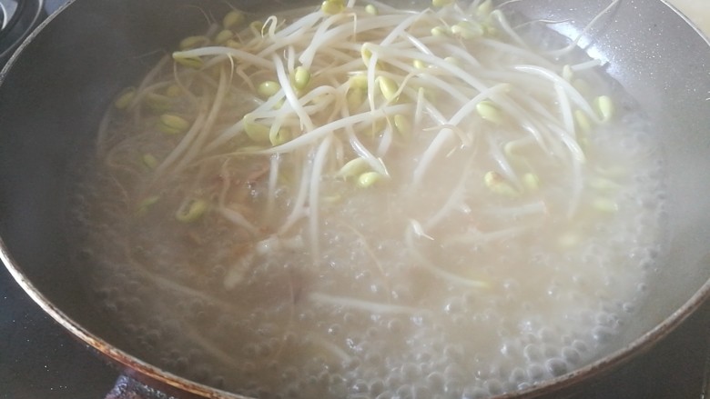 快手菜,肉丝豆芽爆海虾,加水两勺,大火继续翻炒