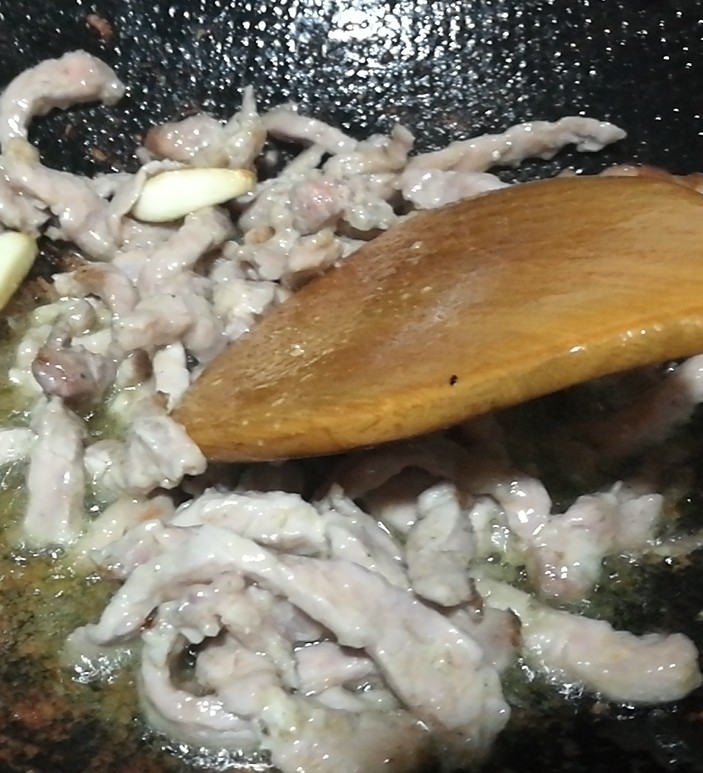 快手菜,肉丝豆芽爆海虾,改大火,加入肉丝快速翻炒,出锅。