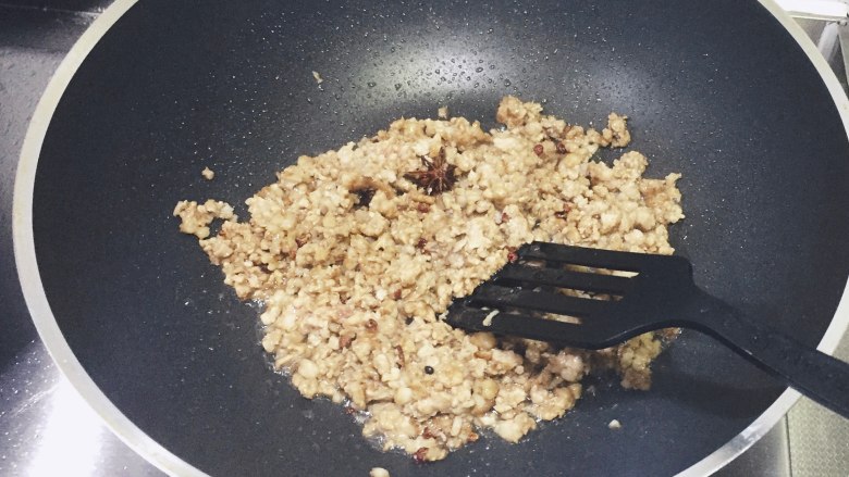 集快手简单零失误下饭于一身 — 小米椒肉末豆角,肉末倒入装有花椒大料的锅中，倒入生抽、料酒进行翻炒。