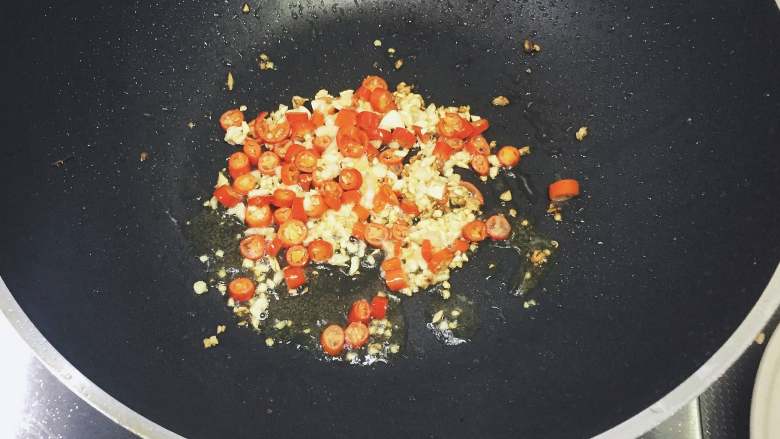 集快手简单零失误下饭于一身 — 小米椒肉末豆角,将炒好的肉末盛出，洗锅后，再次倒入少许油，将蒜末煸炒，随即倒入小米椒一起炒。