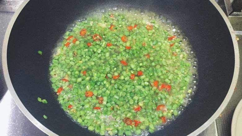 集快手简单零失误下饭于一身 — 小米椒肉末豆角,把提前过油的肉末一起倒进去，加入少许盐，盖盖子，中大火焖煮。