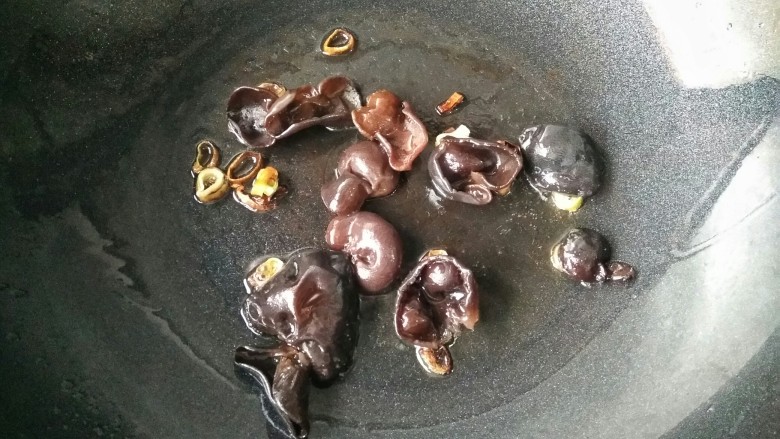 素炒腐竹,放入泡发的木耳翻炒,木耳噼啪作响,当心木耳蹦起烫伤。