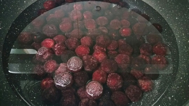 自制杨梅干,自己做更健康,把清洗好的杨梅倒入锅里,加适量清水,再加一勺盐,开大火煮开,然后把杨梅倒出来。