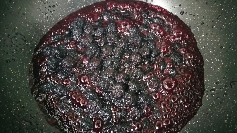 自制杨梅干,自己做更健康,煮到杨梅水干了,就像炒菜一样上下翻拌,杨梅会慢慢变小了,颜色变黑了,喜欢干的可以多煮一会。